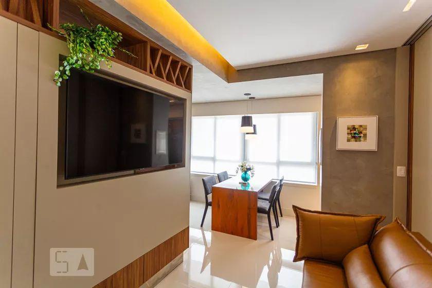 Sala moderna com poltrona amarela